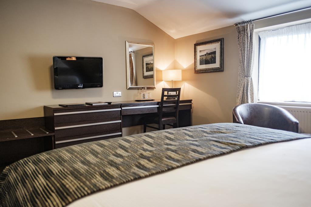 Hotel The Hampshire Hog Clanfield  Zewnętrze zdjęcie A bedroom at the hotel