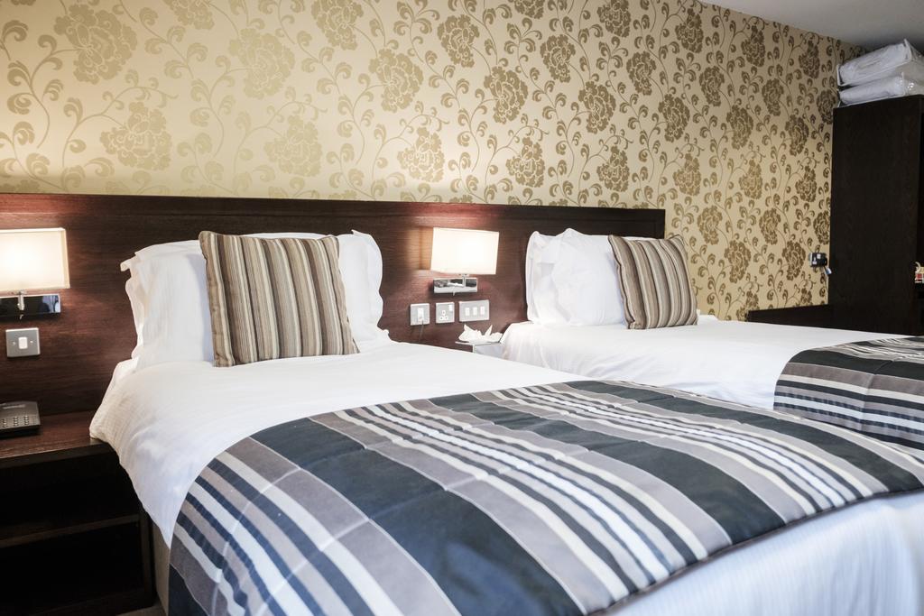 Hotel The Hampshire Hog Clanfield  Zewnętrze zdjęcie A bedroom at the hotel