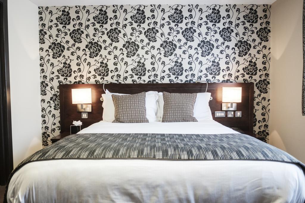 Hotel The Hampshire Hog Clanfield  Zewnętrze zdjęcie A bedroom at the hotel