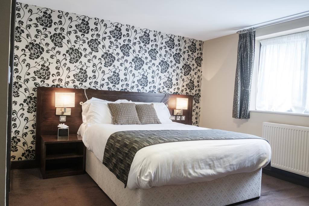 Hotel The Hampshire Hog Clanfield  Zewnętrze zdjęcie A bedroom at the hotel