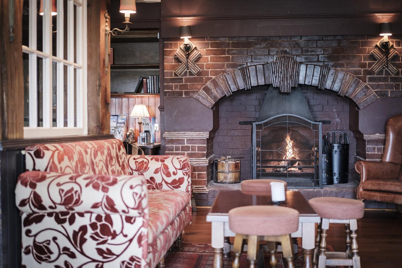 Hotel The Hampshire Hog Clanfield  Zewnętrze zdjęcie The interior of the pub