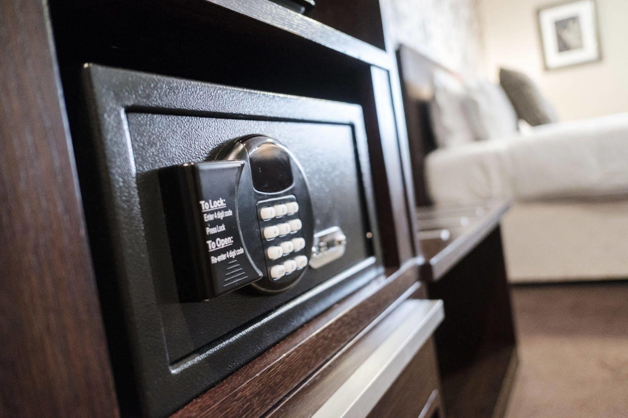 Hotel The Hampshire Hog Clanfield  Zewnętrze zdjęcie A safe in a hotel room