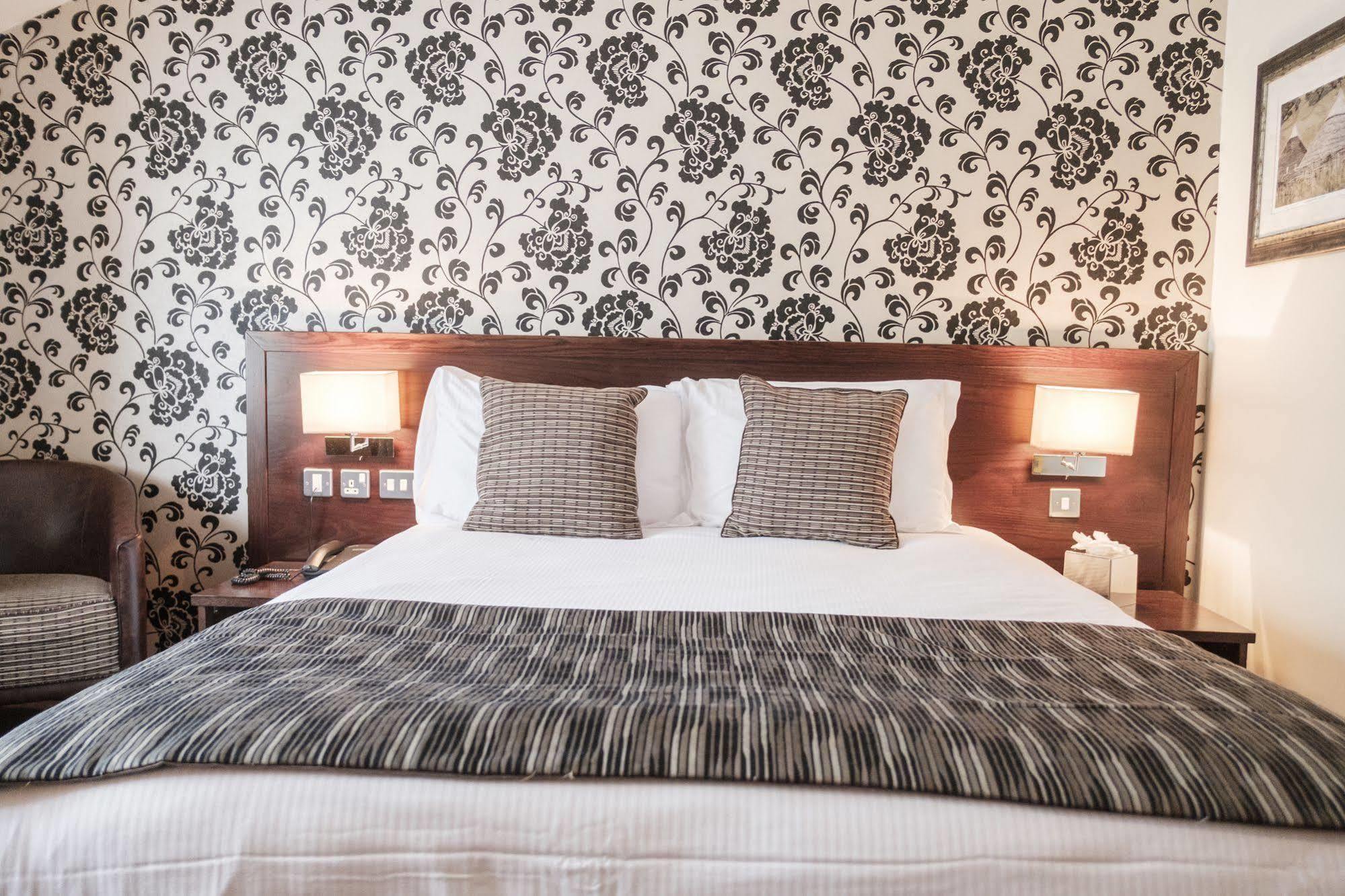 Hotel The Hampshire Hog Clanfield  Zewnętrze zdjęcie A bedroom at the hotel