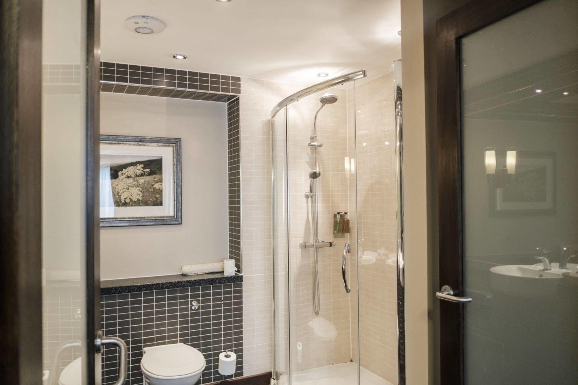 Hotel The Hampshire Hog Clanfield  Zewnętrze zdjęcie A shower cubicle